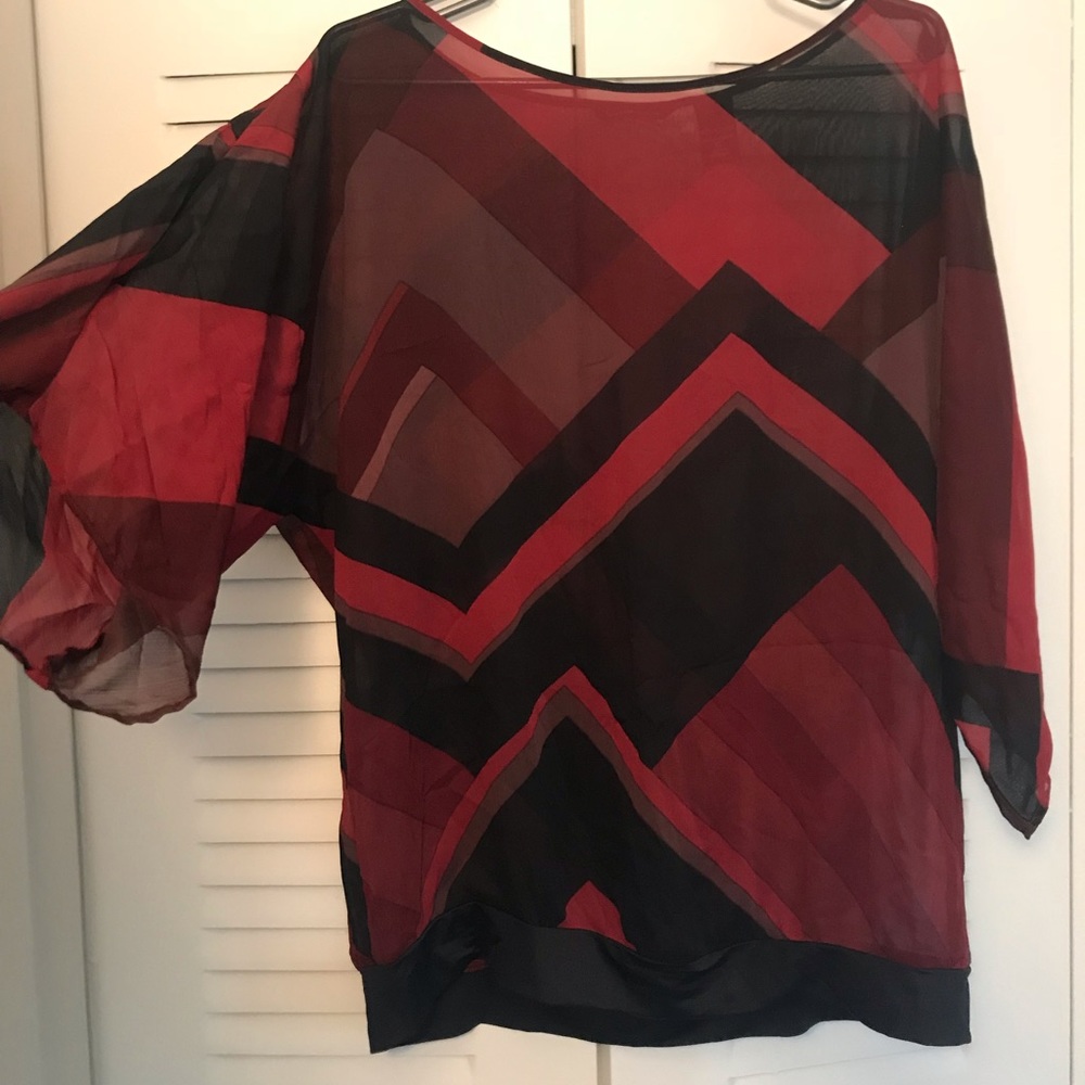 Red and black patterned flowy top, half sleeve